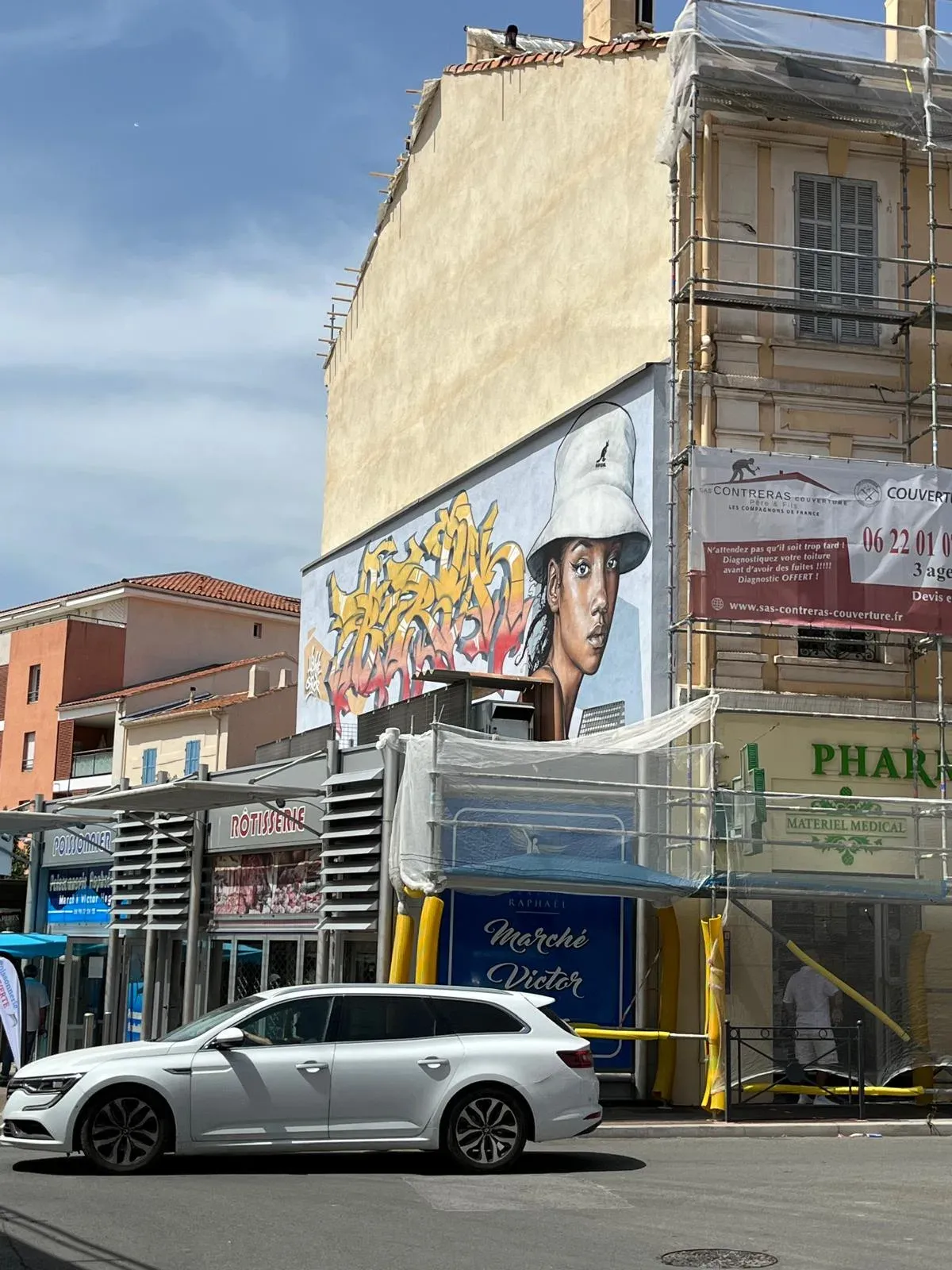 Banderole de l'entreprise installée sur un échafaudage en centre-ville