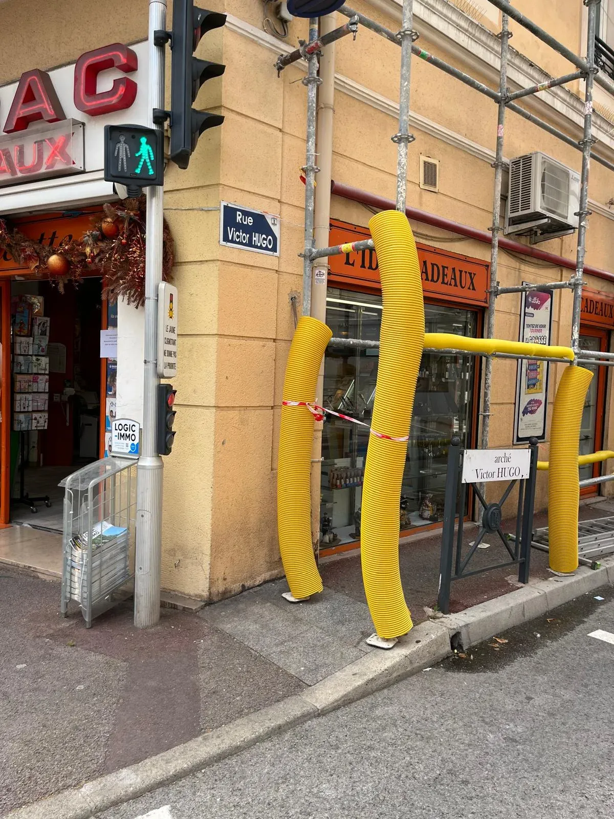 Échafaudage installé pour une réfection de toiture en centre-ville