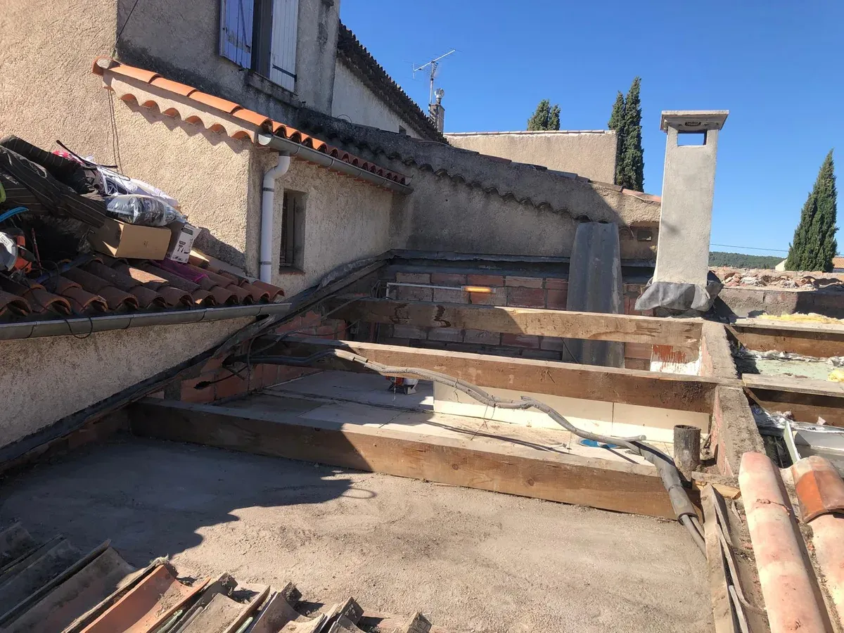 Dépose d'une ancienne toiture avant reconstruction de la charpente
