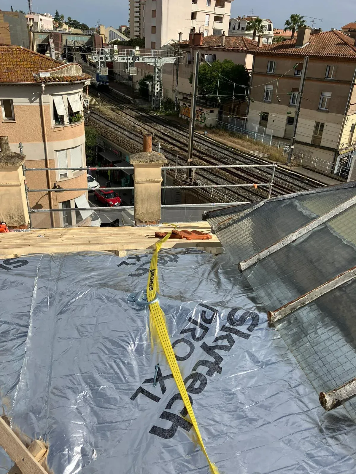 Pose d'une charpente et d'un écran sous-toiture sur un immeuble de centre-ville