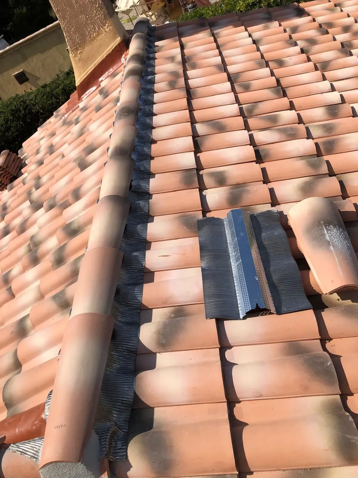 Pose du closoir ventilé au faîtage d'une toiture en tuile canal