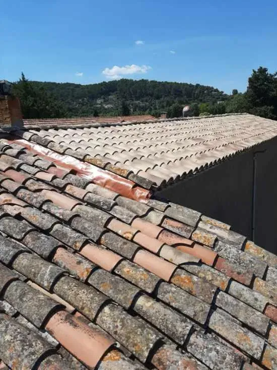 Comparaison entre l'ancienne toiture et la tuile canal neuve sur un même toit