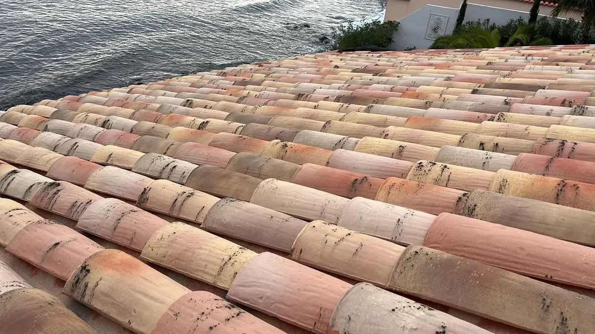 Couverture en tuile canal neuve au bord de la Méditerranée