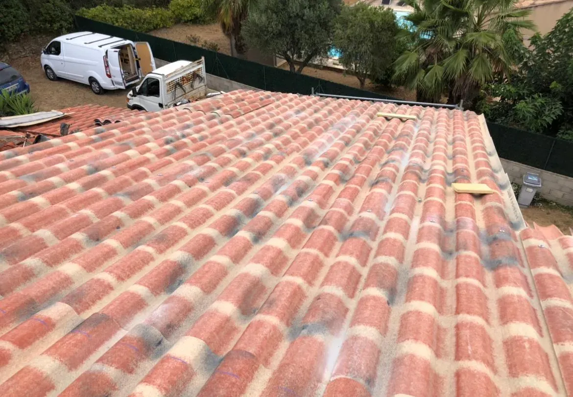 Toiture en tuile canal neuve d'une villa avec piscine