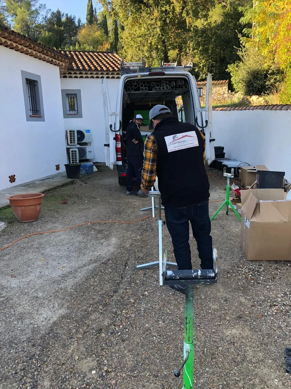 Équipe de l'entreprise sur un chantier devant un mas provençal