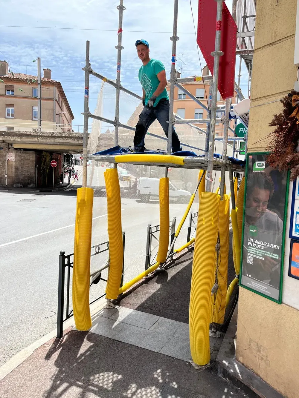 Équipe de couvreurs sur échafaudage pour ravalement en centre-ville provençal