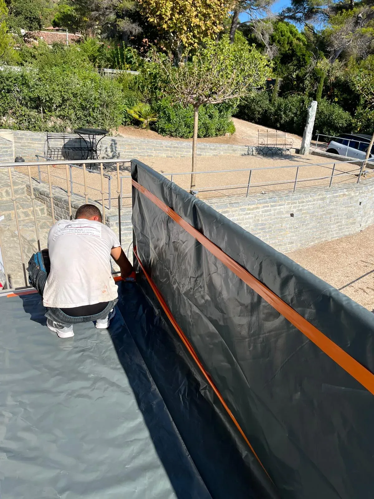 Pose d'une membrane d'étanchéité sur la terrasse d'une villa