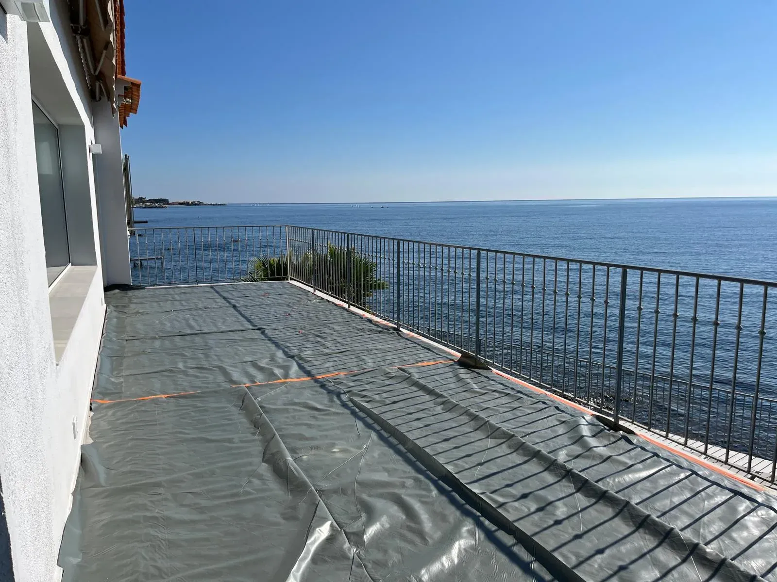 Terrasse en bord de mer protégée par une membrane d'étanchéité