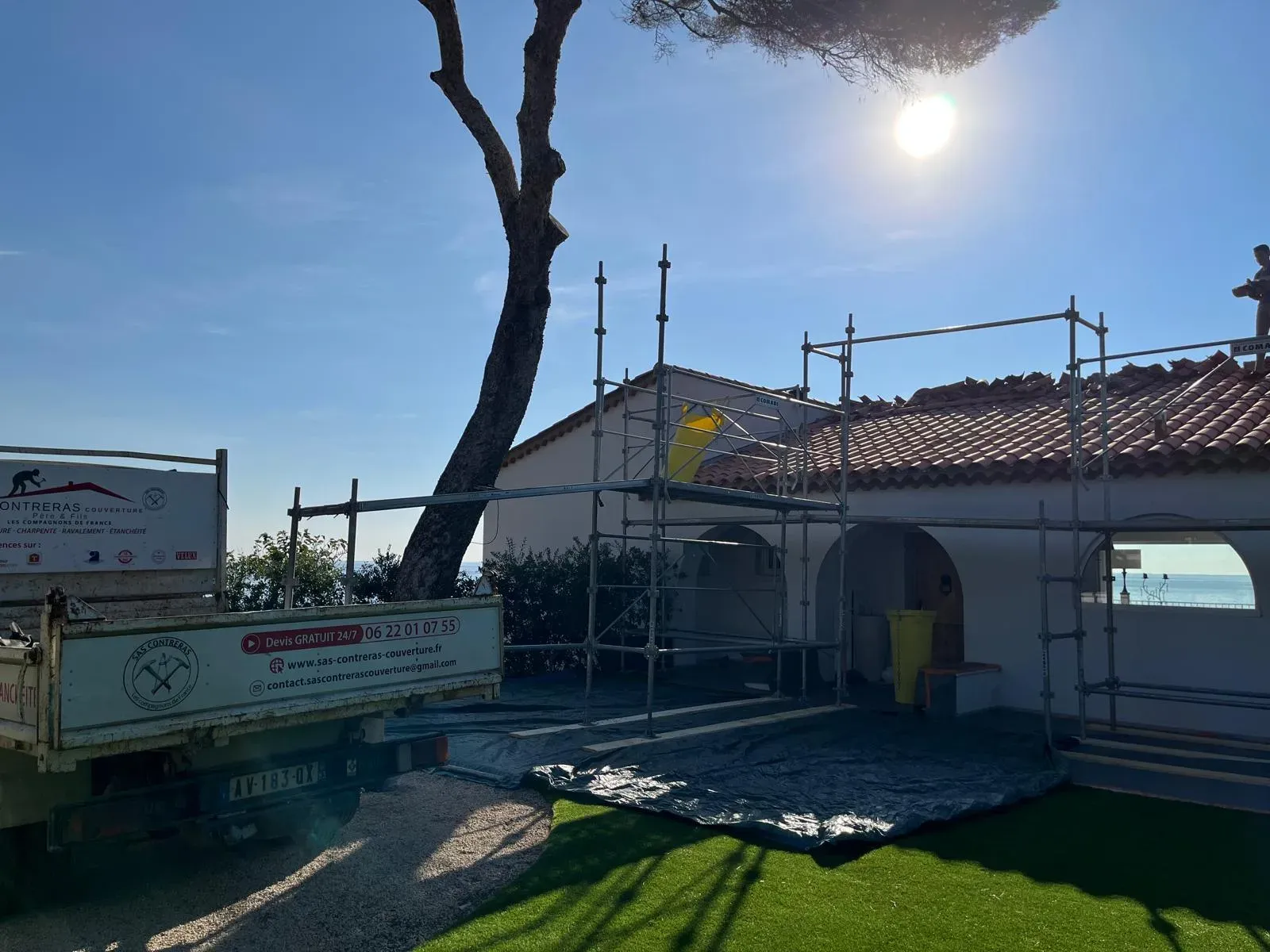 Chantier de réalisation sur villa littorale provençale incluant finitions de toiture